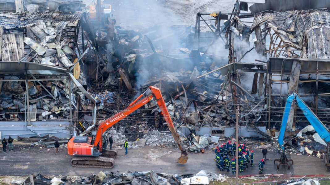 Εντοπίστηκε-η-πέμπτη-σορός-από-τη-φωτιά-στο-εργοστάσιο-Βιολάντα-στα-Τρίκαλα-–-Τα-σενάρια-για-το-πώς-προκλήθηκε-η-μεγάλη-έκρηξη
