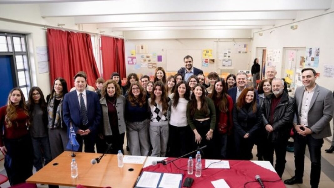 «Θέλουμε-οι-μαθητές-να-θωρακίζονται-απέναντι-στην-παραπληροφόρηση»:-Επίσκεψη-Ζαχαράκη-και-Μαρινάκη-σε-ΓΕΛ-του-Γέρακα