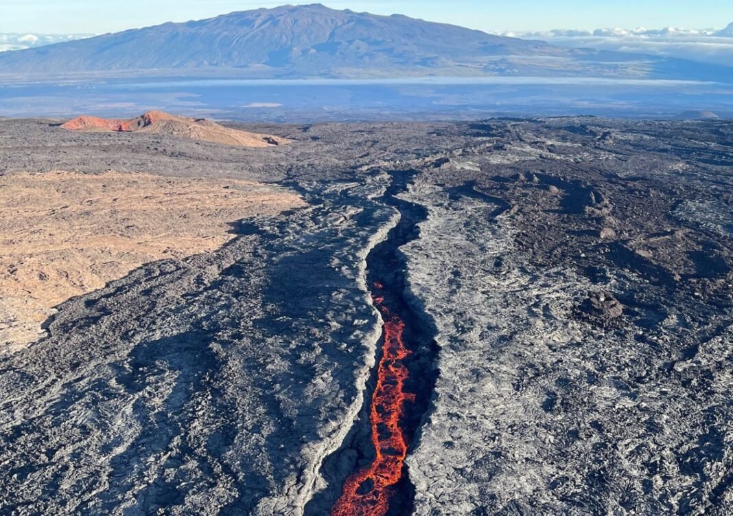 Hawaii’s Volcanoes Tap Two Different Earths Deep Below