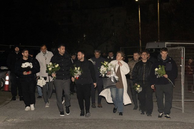 «Αδέλφια μας εκεί ψηλά που ζείτε»: Το αντίο των ποδοσφαιριστών του ΠΑΟΚ στους 7 οπαδούς που χάθηκαν στη Ρουμανία