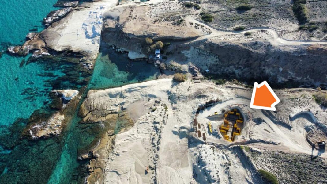 Διορία ενός μήνα για πλήρη αποκατάσταση του χώρου έδωσε το ΥΠΕΝ στην εταιρεία που είχε σκάψει το Σαρακήνικο για να χτίσει το 5στερο ξενοδοχείο έκτρωμα