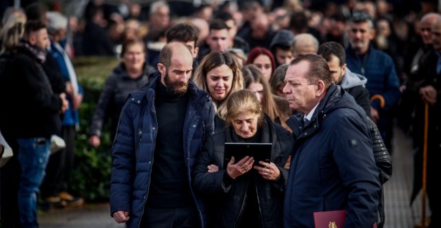 «Η φωτιά δεν μπόρεσε να κάψει αυτό που ήσουν»: Θρήνος στις κηδείες τριών θυμάτων της τραγωδίας στην Βιολάντα