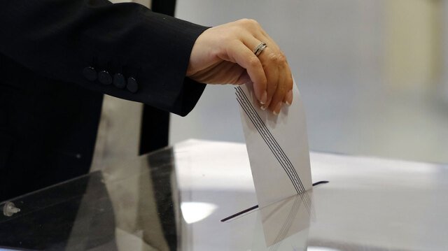 mrb:-Έπεσε-στην-3η-θέση-το-ΠΑΣΟΚ,-το-πέρασε-ξανά-η-Πλεύση,-στις-16-μονάδες-το-προβάδισμα-της-ΝΔ-–-Από-πού-παίρνουν-Τσίπρας-και-Καρυστιανού