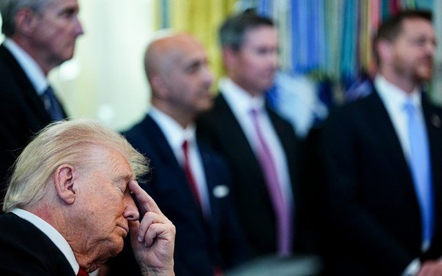 Ο Τραμπ λέει ότι κλείνει τα μάτια στα υπουργικά συμβούλια όχι επειδή κοιμάται αλλά επειδή… βαριέται