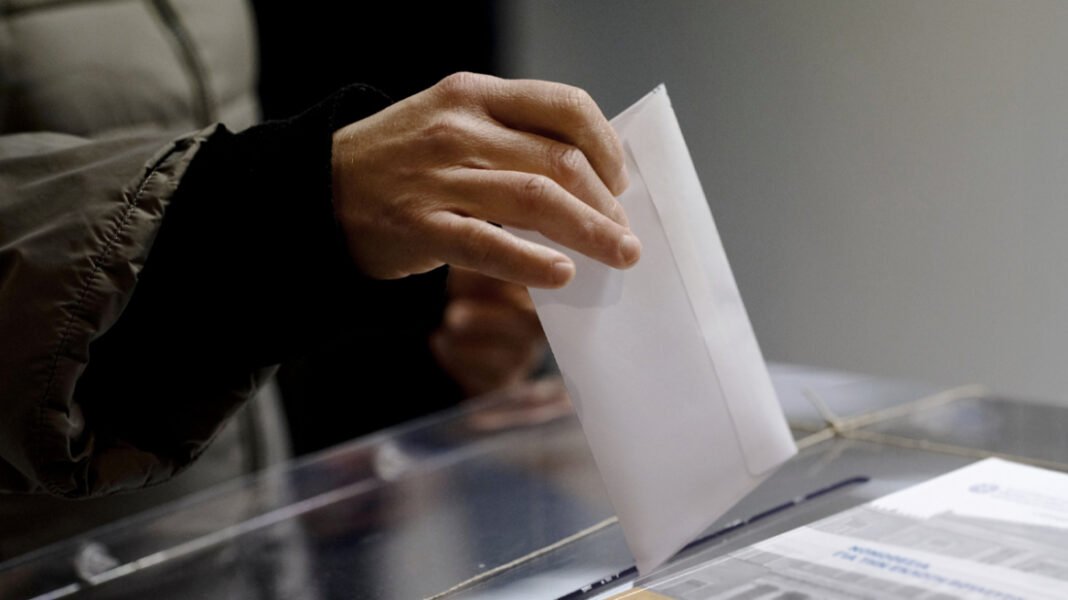 ALCO: Σταθερό προβάδισμα 13 μονάδων για ΝΔ, στο 23,5%  στην πρόθεση ψήφου – Πού «ψαρεύουν» συμπάθεια Καρυστιανού και Τσίπρας