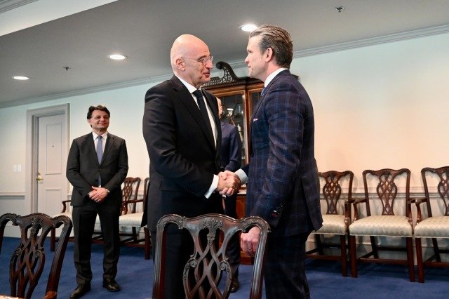 Πρόσκληση Δένδια στον Χέγκσεθ να επισκεφθεί την Ελλάδα, συζήτησαν για τα F-35