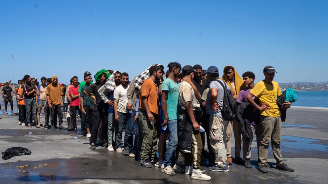 Στη Βουλή το νομοσχέδιο για τη νόμιμη μετανάστευση: Αυστηρές ποινές για τους δουλέμπορους, αλλαγές στις ΜΚΟ