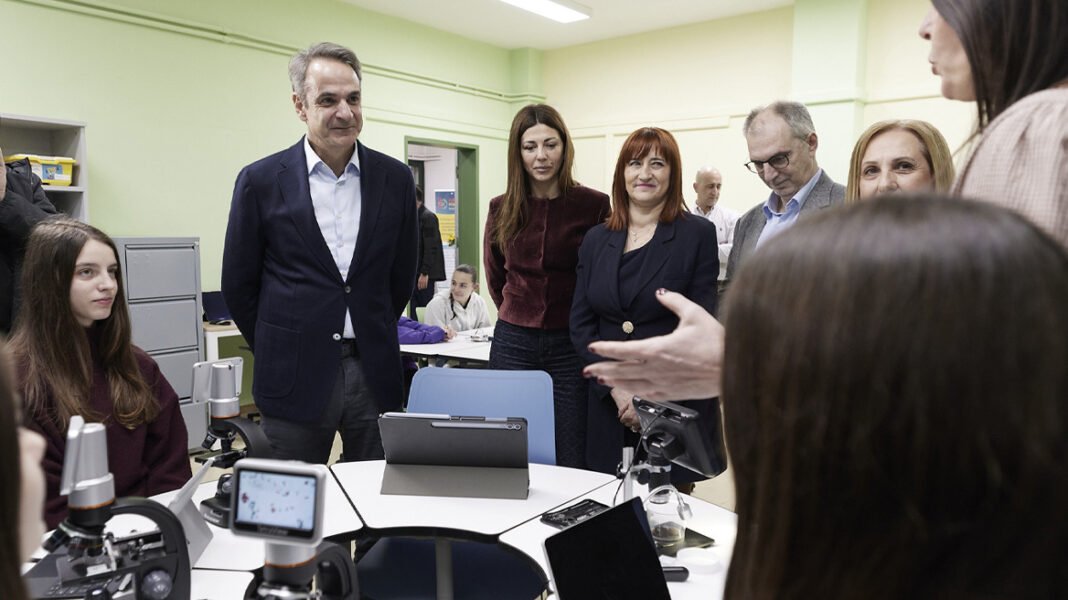 Στο κέντρο Καινοτομίας Ηπείρου ο Μητσοτάκης: «Μακάρι και εμείς όταν κάναμε βιολογία να είχαμε τέτοια εργαλεία στη διάθεσή μας»