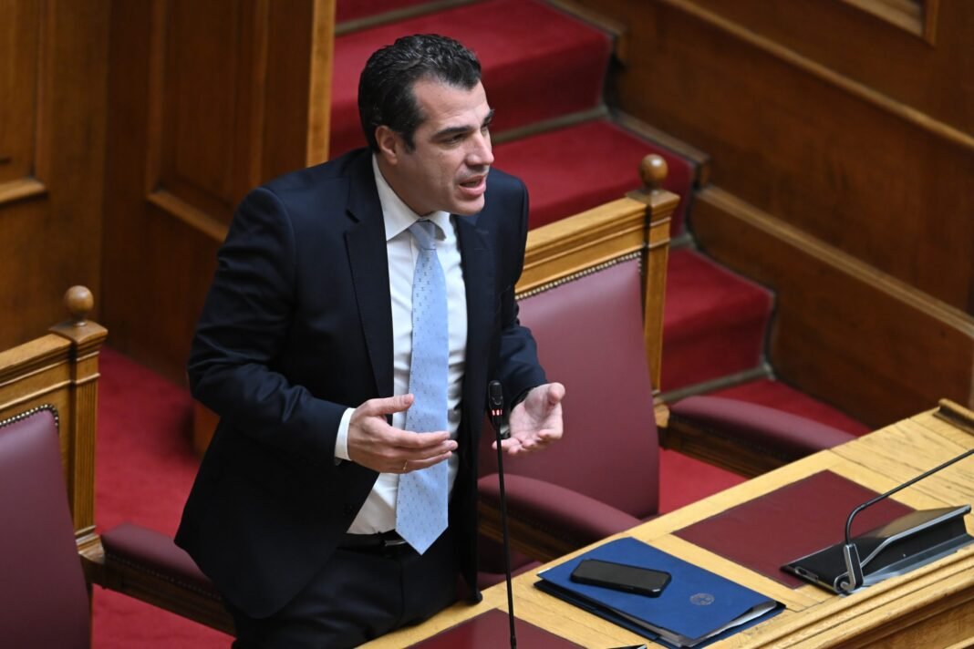 Κόντρα στη Βουλή για την τραγωδία στη Χίο – Πλεύρης: «Εγώ πιστεύω το Λιμενικό, εσείς μπορεί να πιστεύετε τους διακινητές» – Απαντήσεις ζητεί η αντιπολίτευση