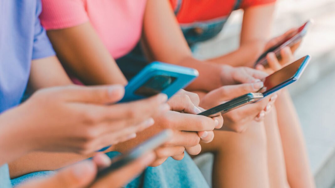«Ξεκολλήστε από το κινητό»: Έρχεται νόμος που θα απαγορεύει τη χρήση social media για παιδιά έως 15 ετών