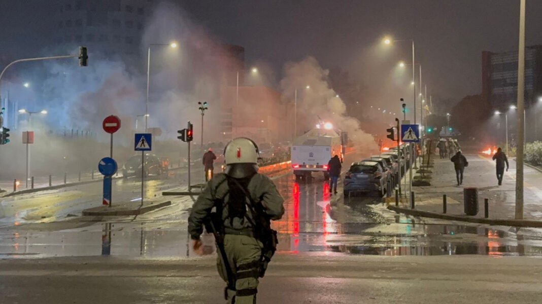 Μολότοφ,-κοντάρια-και-ναρκωτικά-βρέθηκαν-έξω-από-το-ΑΠΘ-μετά-τα-επεισόδια