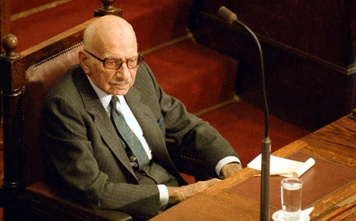 speaking-english-using-only-greek-words:-zolotas’-historic-speech