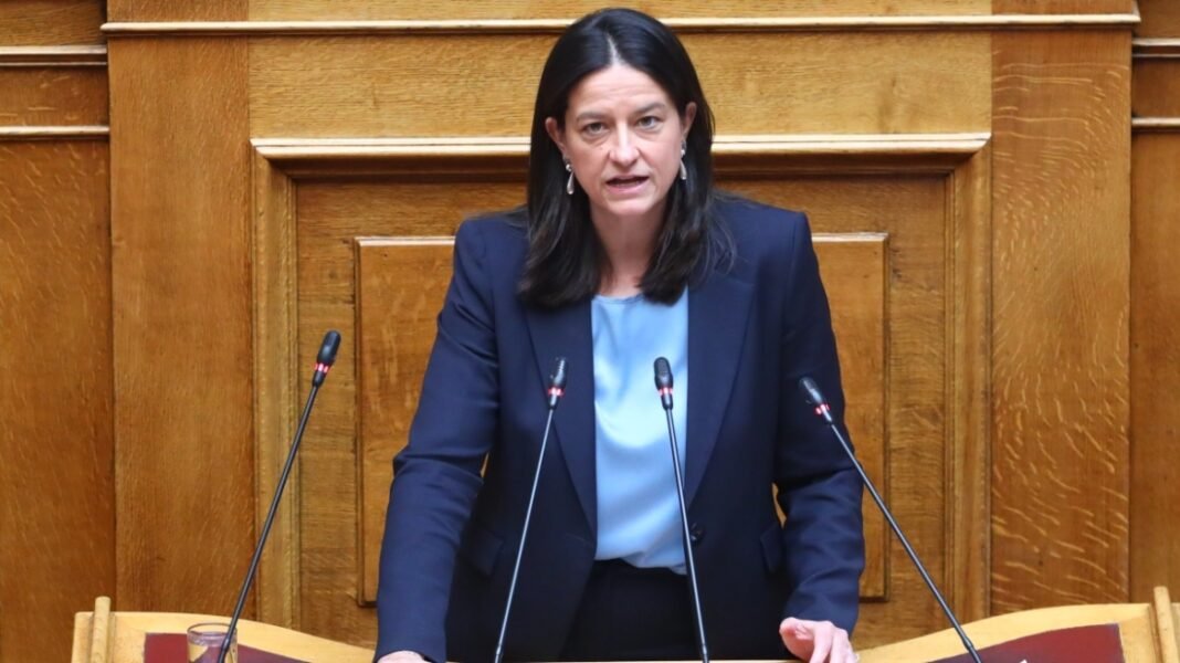 Το γάντι στην αντιπολίτευση πετά η Κεραμέως για το νομομοσχέδιο για την ενίσχυση των συλλογικών συμβάσεων