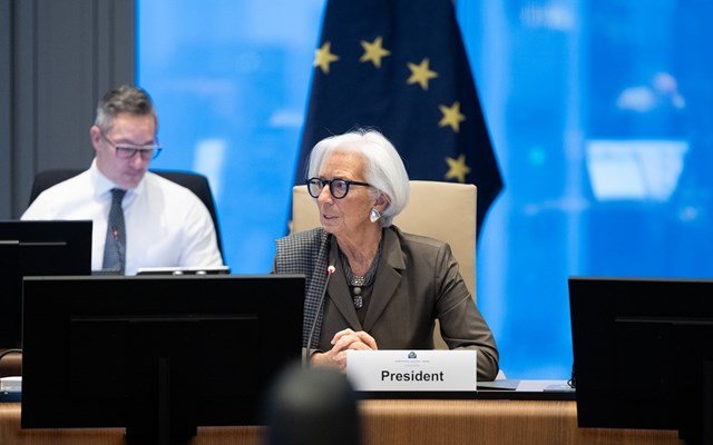 Η-ένταση-του-πολέμου-ευρώ-–-δολαρίου-και-οι-αβεβαιότητες-της-ΕΚΤ