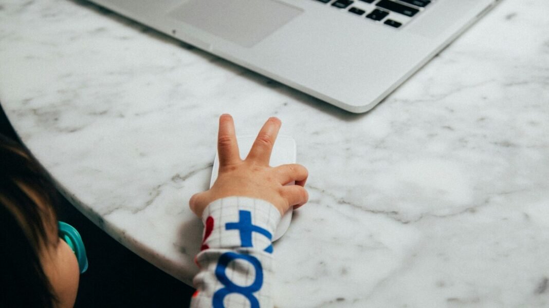 Πώς-πληρώνονται-οι-«Νταντάδες-της-Γειτονιάς»,-voucher-έως-1.500-ευρώ-τον-μήνα