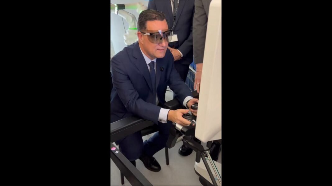 Άδωνις-Γεωργιάδης:-Εγκαινίασε-τον-πρώτο-προσομοιωτή-λαπαροσκοπικής-χειρουργικής-στο-Λαϊκό-Νοσοκομείο-–-«Σήμερα-είναι-μια-μέρα-μεγάλης-χαράς»