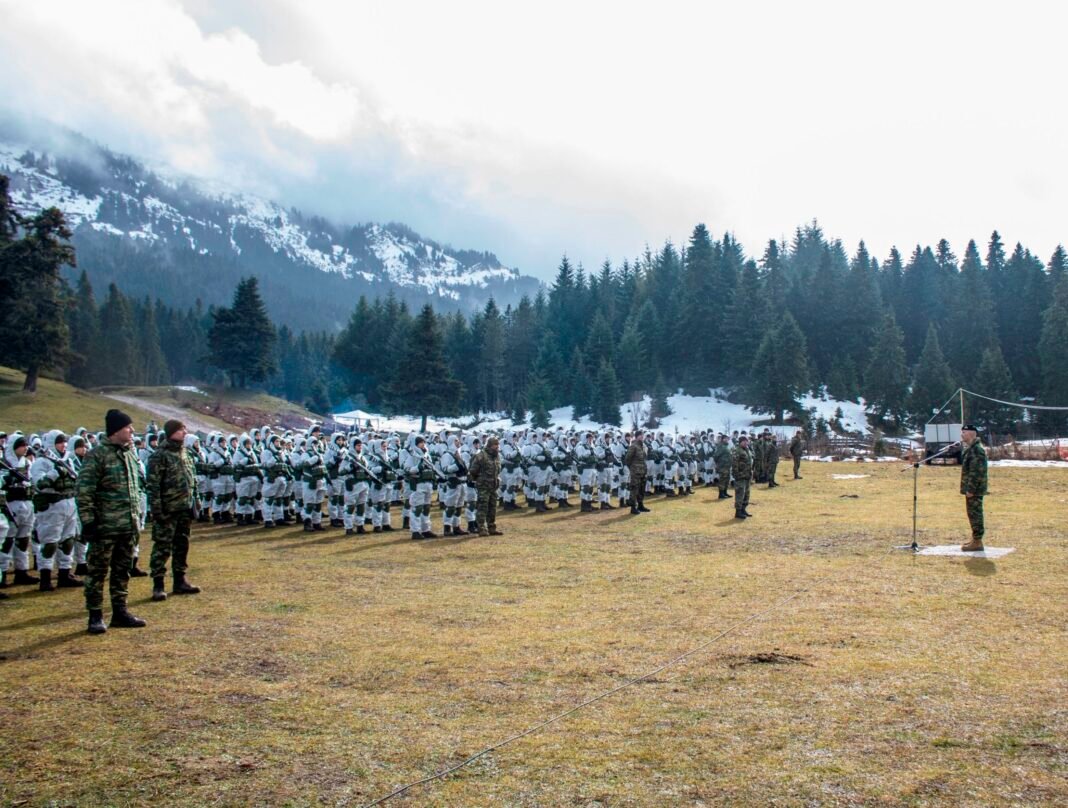 Χειμερινή-εκπαίδευση-και-διαβίωση:-Το-κολασμένο-πρόγραμμα-των-αυριανών-Υπαξιωματικών-στο-βουνό-–-Δείτε-φωτογραφίες