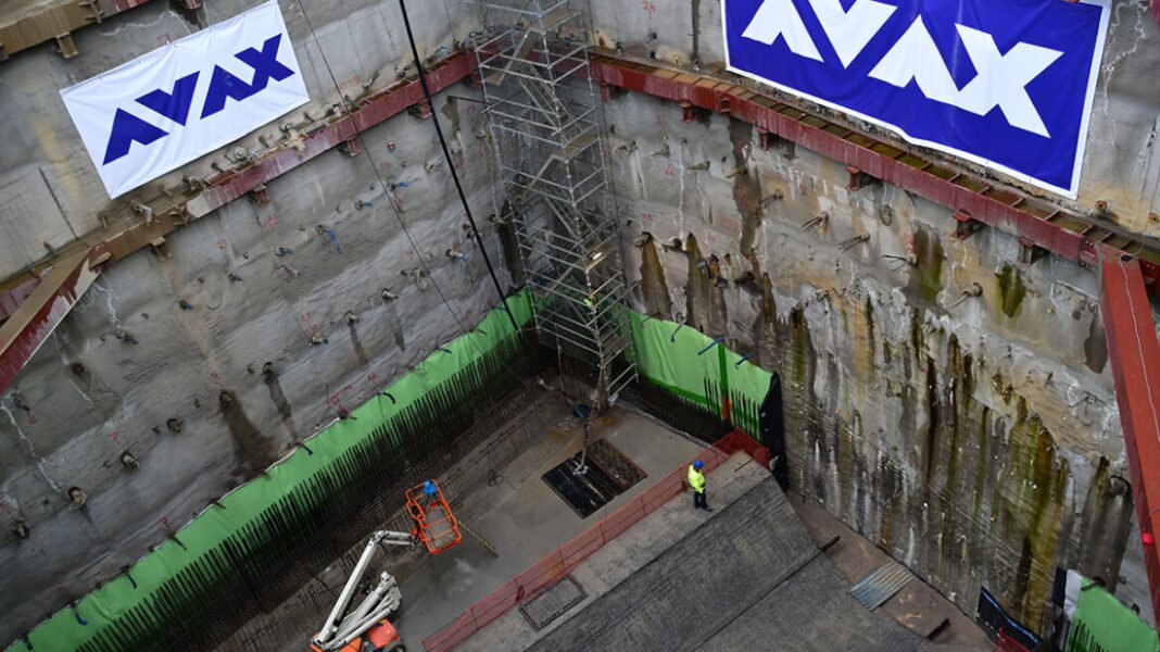 Έφτασε-με-το-«break-on-through»-των-doors-ο-μετροπόντικας-«Αθηνά»-στον-Ευαγγελισμό-για-την-επέκταση-της-γραμμής-4,-δείτε-live