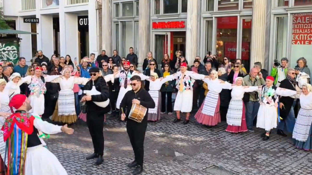 Στήθηκε-παραδοσιακό-γλέντι-σε-πλατεία-Κοτζιά-και-Ερμού-για-την-Τσικνοπέμπτη,-δείτε-βίντεο