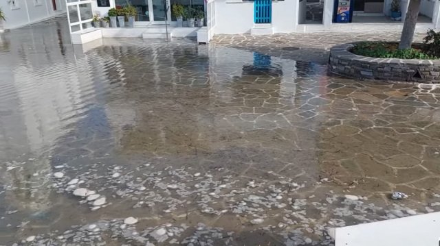 Η-θάλασσα-βγήκε-στη-στεριά-στην-Πάρο:-Πλημμύρισε-η-κεντρική-πλατεία-στην-Παροικιά,-βίντεο-και-φωτογραφίες
