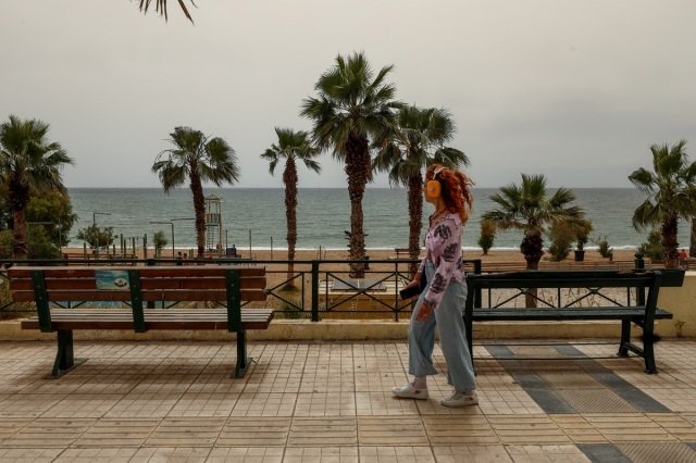 Διπρόσωπος-ο-καιρός-του-Σαββατοκύριακου:-Λασποβροχές,-θερμοκρασίες-άνω-των-20°c-και-αφρικανική-σκόνη