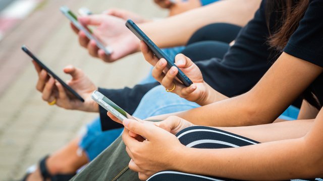 Όταν το scroll γίνεται εξάρτηση: Ο εθισμός στο διαδίκτυο «χτυπά» πλέον και παιδιά δημοτικού