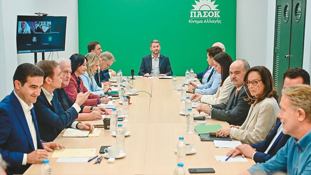 Εκρηκτικό το κλίμα στο ΠΑΣΟΚ: Πυρά στη χθεσινή συζήτηση, καχυποψία ενόψει της αυριανής συνάντησης της ΚΟΕΣ