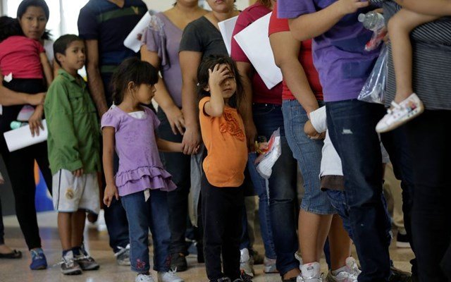 Reuters: 4.400 δικαστικές αποφάσεις αποφαίνονται ότι η κυβέρνηση Τραμπ κρατά παράνομα μετανάστες