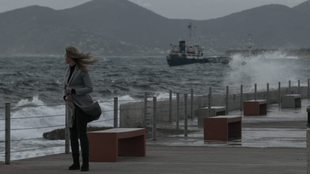 Καιρός: Καταιγίδες, θυελλώδεις άνεμοι και αφρικανική σκόνη από τη νύχτα, πού θα είναι πιο έντονα τα φαινόμενα