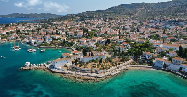 Αντιδράσεις στις Σπέτσες και αίτημα διακοπής για το έργο ηλεκτροφωτισμού στην περιμετρική: Αλλάζει τη φυσιογνωμία του νησιού