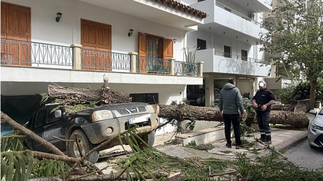Προβλήματα από τους ισχυρούς ανέμους στην Κρήτη: Καθυστερήσεις πτήσεων στο «Ν.Καζαντζάκης», ακυρώθηκε το Καστρινό Καρναβάλι – Κλειστά τα σχολεία την Δευτέρα