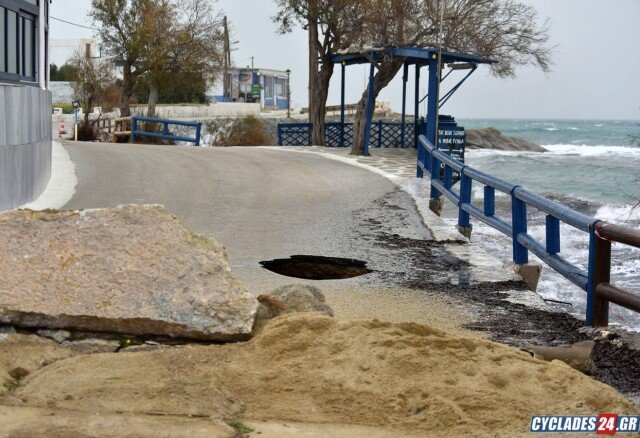 Κατέρρευσε τμήμα του δρόμου στον Άγιο Προκόπιο της Νάξου, δείτε βίντεο και φωτογραφίες