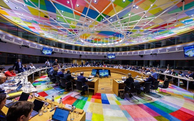 Στο τραπέζι του Eurogroup η έκδοση περισσότερου κοινού χρέους – Πρεμιέρα και για την πρωτοβουλία της “ομάδας των έξι”
