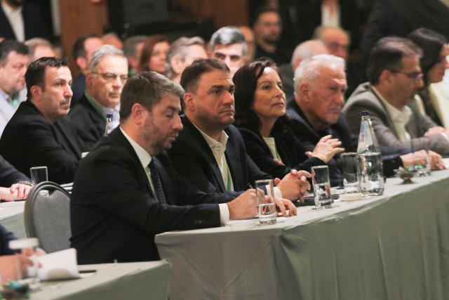 Ρήγμα στο ΠΑΣΟΚ για τη μετεκλογική στρατηγική και πίεση για «όχι» στη Νέα Δημοκρατία