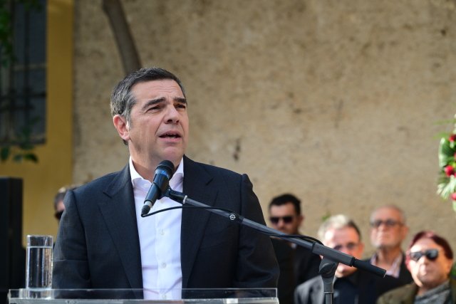 Τσίπρας σε Κακλαμάνη: Η Βουλή να αγοράσει τις φωτογραφίες των 200 κομμουνιστών στην Καισαριανή