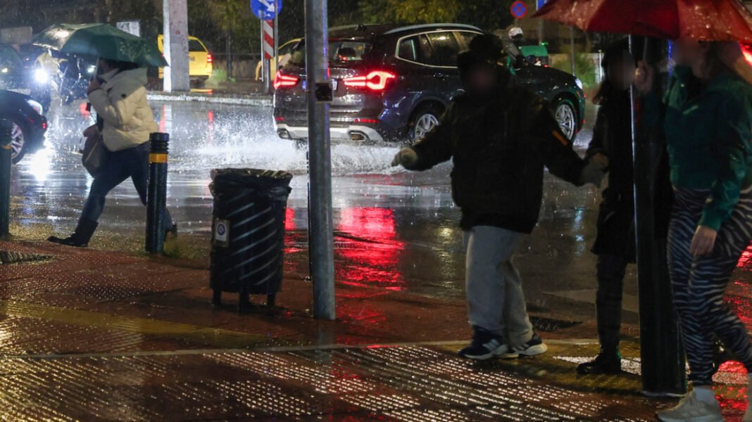 Κακοκαιρία εξπρές με βροχές και θυελλώδεις ανέμους: Red Code σε 4 περιφέρειες, φόβοι για πλημμύρες και κατολισθήσεις