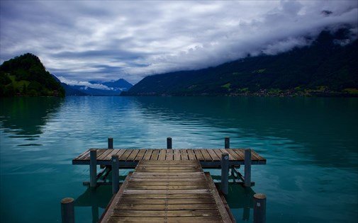 Tο ελβετικό χωριό των 400 κατοίκων που «βουλιάζει» από τουρίστες για μια selfie λόγω… Netflix