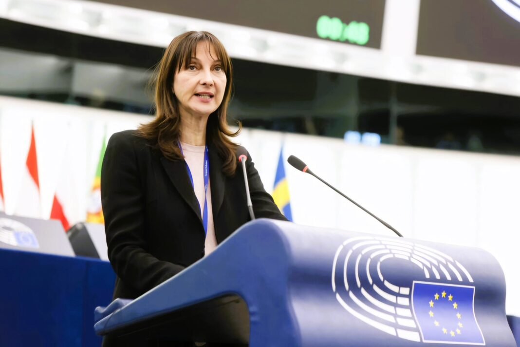 Στο Ευρωπαϊκό Κοινοβούλιο με την υποστήριξη της Έλενας Κουντουρά το βραβευμένο θεατρικό έργο «Εκτός Ύλης reloaded» του Κώστα Λεϊμονή με πρωταγωνιστή τον Γεράσιμο Σκιαδαρέση