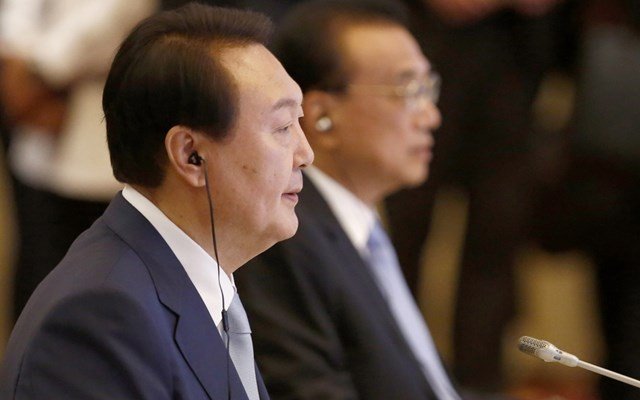 Ν. Κορέα: Ο Γιουν Σουκ Γεόλ καταδικάστηκε σε ισόβια κάθειρξη για τον στρατιωτικό νόμο