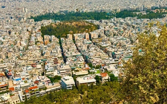 Ακριβότερες κατοικίες αναζητούν οι ξένοι σε σχέση με τους Έλληνες στην Αττική, αλλά η “ψαλίδα” έχει μειωθεί σημαντικά