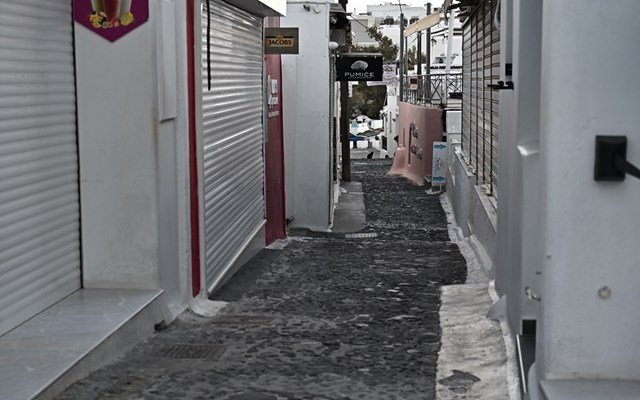 Σαντορίνη: Βουτιά τζίρου 17,2% στα καταλύματα και 15,5% στην εστίαση το 2025