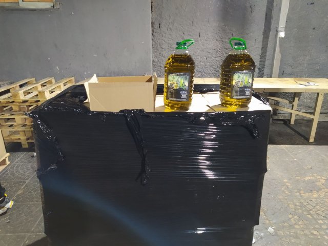 Σπείρα-νόθευε-ηλιέλαιο-και-το-πουλούσε-ως-«εξαιρετικά-παρθένο»,-τρεις-συλλήψεις-και-διαφυγόντες-φόροι-440.000e