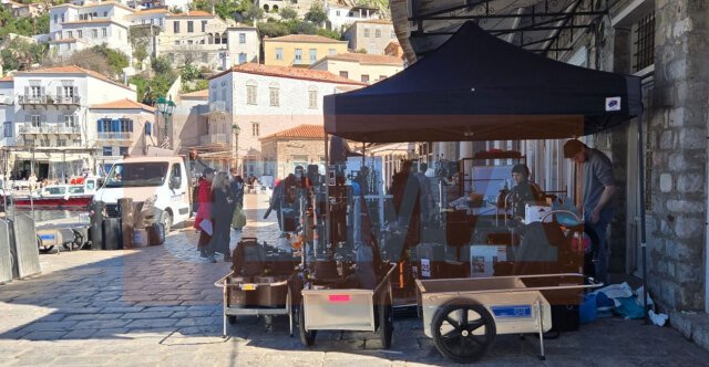 Ύδρα όπως Χόλιγουντ: Στήνονται τα σκηνικά για την ταινία του Μπραντ Πιτ, έως αύριο στο νησί ο ηθοποιός