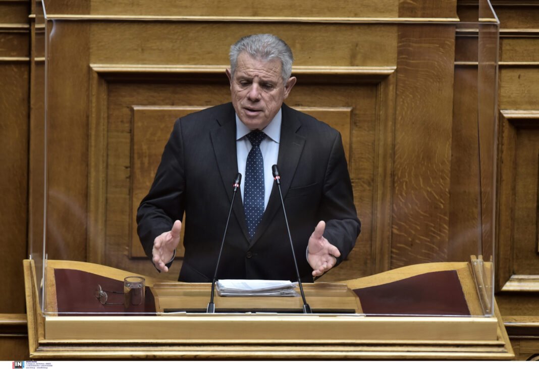 Αιχμές Βλάχου κατά της κυβέρνησης για τις μεταβιβάσεις ακινήτων στις ακριτικές περιοχές – Τι απάντησε ο Κώτσηρας