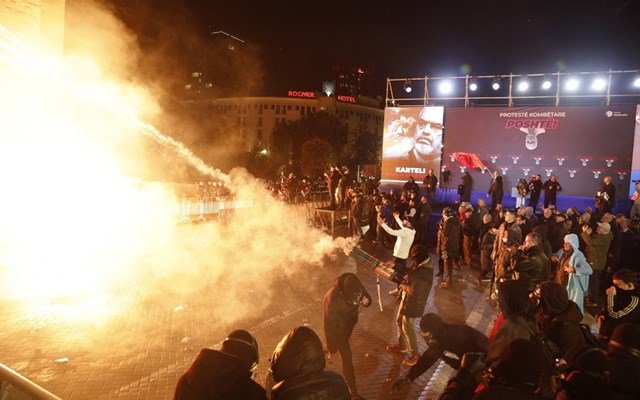 Αλβανία:-Συγκρούσεις-διαδηλωτών-με-την-αστυνομία-έξω-από-την-έδρα-της-κυβέρνησης
