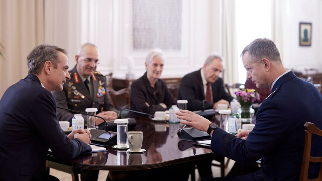 Συνάντηση Μητσοτάκη με τον ανώτατο διοικητή του ΝΑΤΟ στην Ευρώπη, τι συζήτησαν