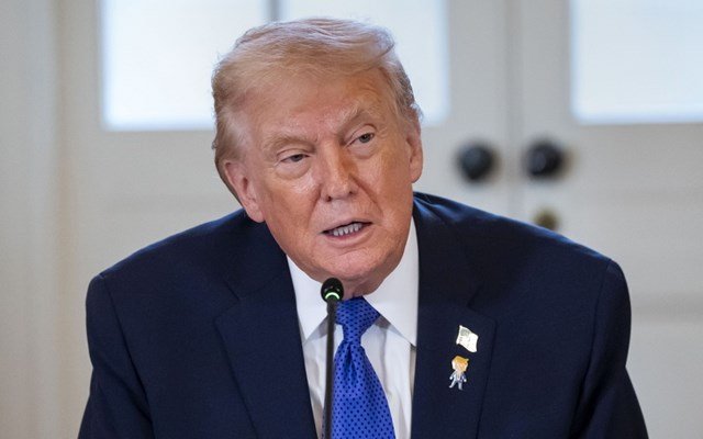 Πριν-κλείσουν-24-ώρες-ο-Τραμπ-αυξάνει-σε-15%-τον-προσωρινό-παγκόσμιο-δασμό-10%-που-ανακοίνωσε-χτες