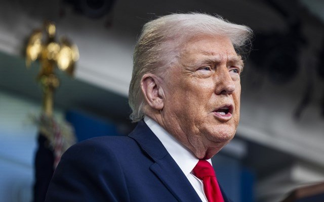 NYT: Μετά το στοχευμένο χτύπημα στο Ιράν, ο Τραμπ εξετάζει και πιθανή μεγαλύτερη επίθεση με στόχο την ανατροπή Χαμενεΐ