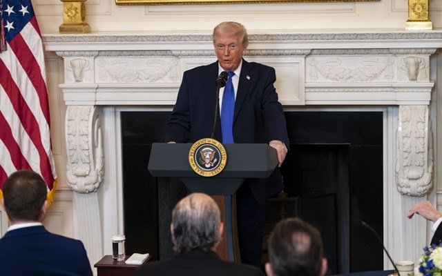 Τραμπ:-Διαψεύδει-ότι-ο-αρχηγός-των-ενόπλων-δυνάμεων-διαφωνεί-με-έναν-πόλεμο-στο-Ιράν