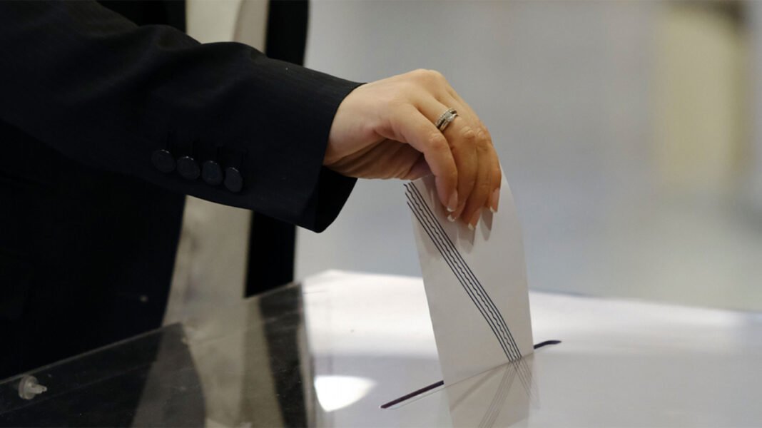 Γκάλοπ Marc για το Πρώτο Θέμα: Ο Μητσοτάκης παίζει μόνος του, πώς αλλάζουν την εικόνα Τσίπρας και Καρυστιανού